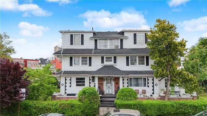 Exterior, Facade, American Foursquare