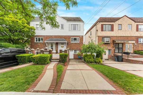 Exterior, Facade, Brick Facade, Rowhouse