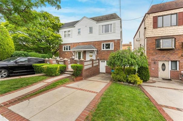 Exterior, Facade, Brick Facade, Rowhouse