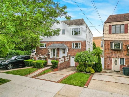 Exterior, Facade, Brick Facade, Rowhouse