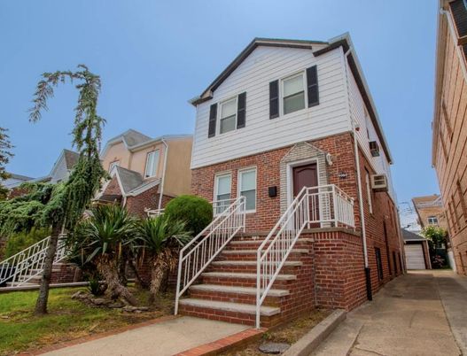 Exterior, Facade, Brick Facade, Rowhouse