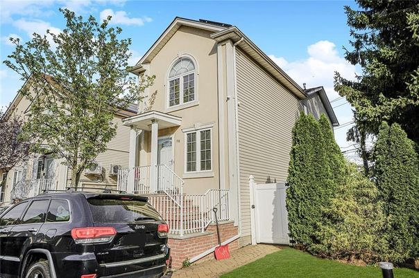 Exterior, Facade, Queen Anne Victorian