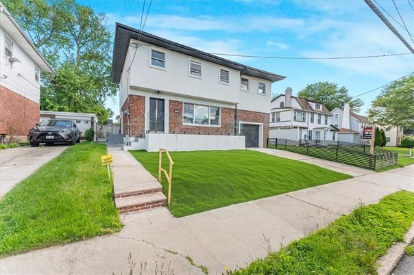 Exterior, Facade, Brick Facade, American Foursquare