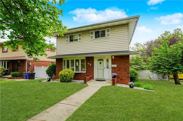 Exterior, Facade, Brick Facade, American Foursquare