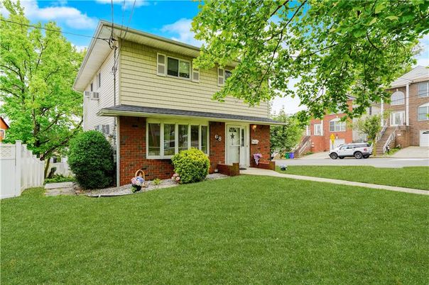 Exterior, Facade, Brick Facade, American Foursquare