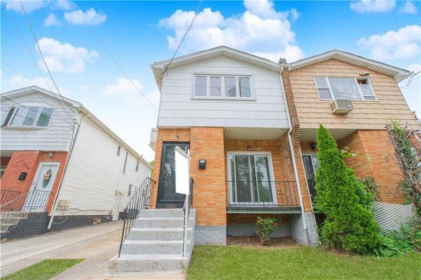 Exterior, Facade, Brick Facade, Rowhouse