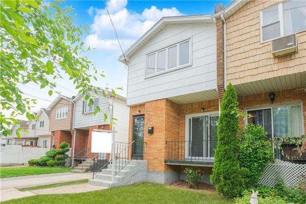 Exterior, Facade, Brick Facade, Rowhouse