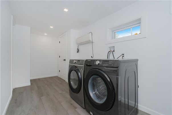 Interior, Recessed Lighting, Washer, Wood Texture Flooring