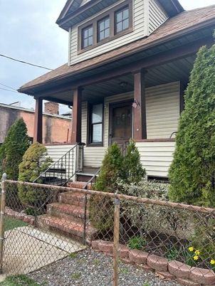 Exterior, Facade, Queen Anne Victorian