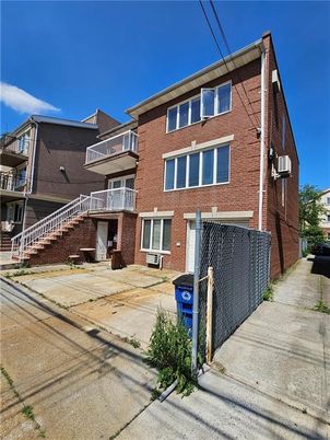 Exterior, Facade, Brick Facade, Rowhouse