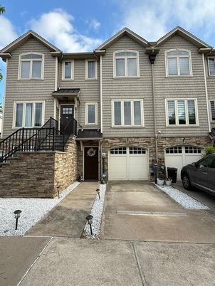 Attached, Exterior, Facade, Rowhouse