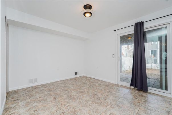 Empty room, Interior