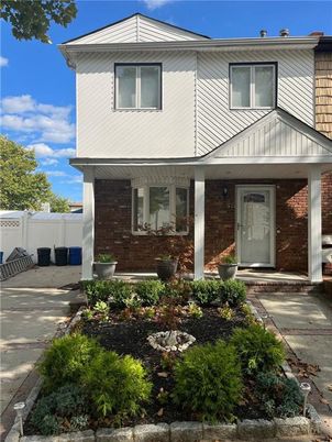 Exterior, Facade, Brick Facade, Queen Anne Victorian