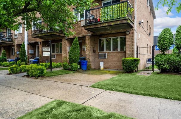 Exterior, Facade, Brick Facade, Rowhouse