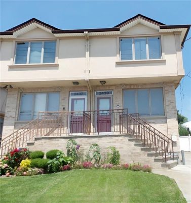 Exterior, Facade, Rowhouse