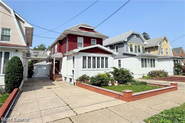 Exterior, Facade, Queen Anne Victorian