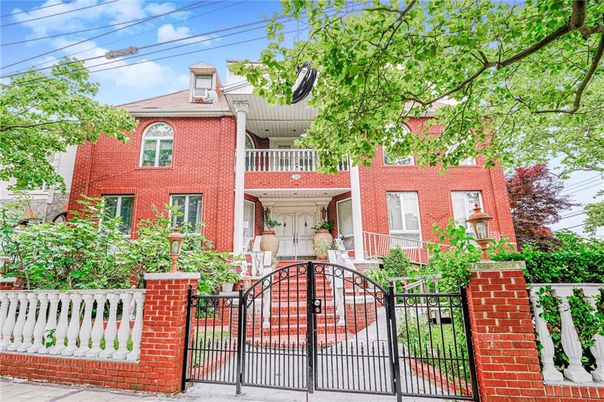 Exterior, Facade, Brick Facade, Rowhouse
