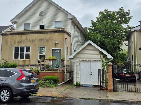 Exterior, Facade, Brick Facade, Queen Anne Victorian