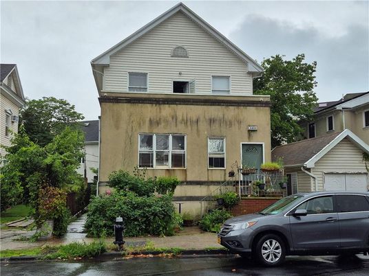 Exterior, Facade, Queen Anne Victorian