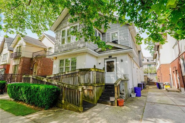 Exterior, Facade, Brick Facade, Queen Anne Victorian