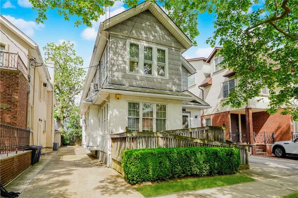 Exterior, Facade, Brick Facade, Queen Anne Victorian