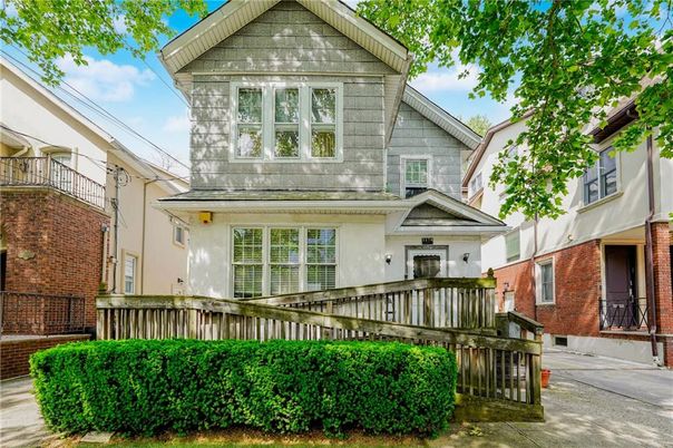 Exterior, Facade, Brick Facade, Queen Anne Victorian
