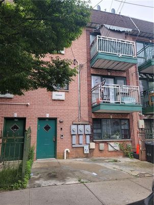 Exterior, Facade, Brick Facade, Rowhouse