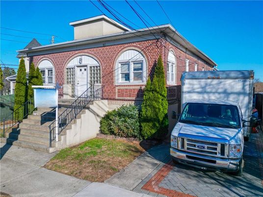 Exterior, Facade, Brick Facade, American Foursquare