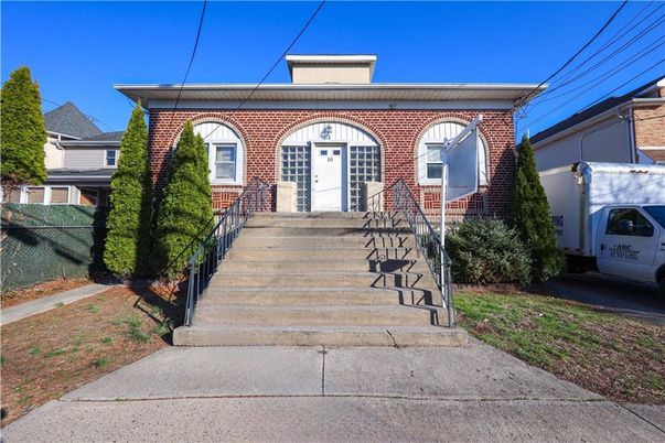 Exterior, Facade, Brick Facade, American Foursquare