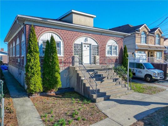 Exterior, Facade, Brick Facade, American Foursquare