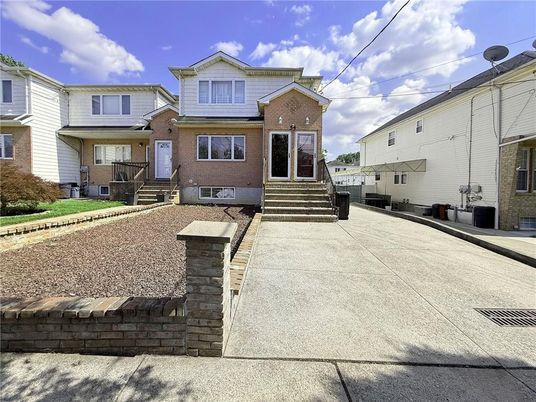 Exterior, Facade, Brick Facade, Queen Anne Victorian