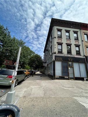 Exterior, Facade, Rowhouse