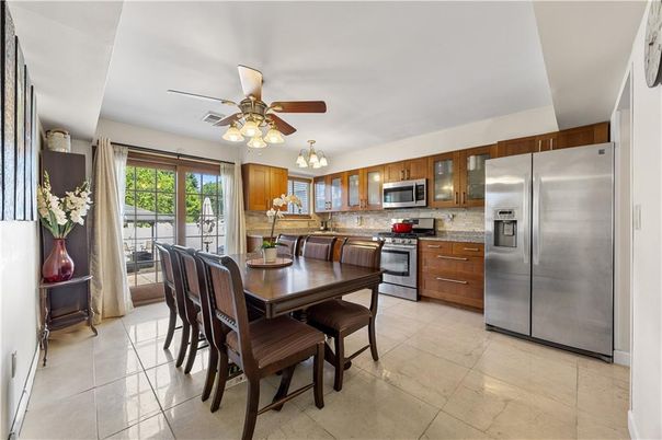 Chandelier, Dining room, Interior, Kitchen, Stainless Steel Appliances