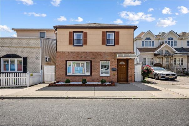 Exterior, Facade, Brick Facade, Rowhouse