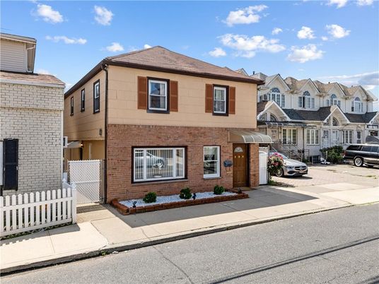 Exterior, Facade, Brick Facade, Rowhouse