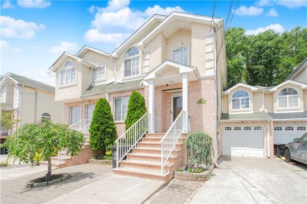 Attached, Exterior, Facade, Rowhouse