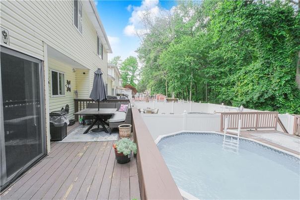 Exterior, Pool