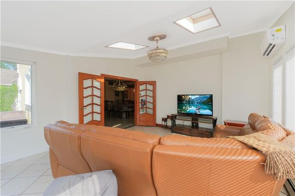 Chandelier, Interior, Living room