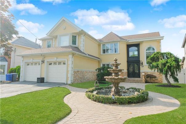 Attached, Exterior, Facade, Mediterranean