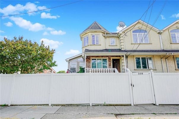 Exterior, Facade, Queen Anne Victorian
