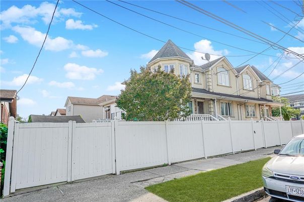 Exterior, Facade, Queen Anne Victorian