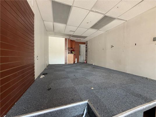 Empty room, Interior