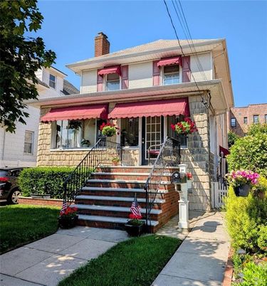 Exterior, Facade, American Foursquare