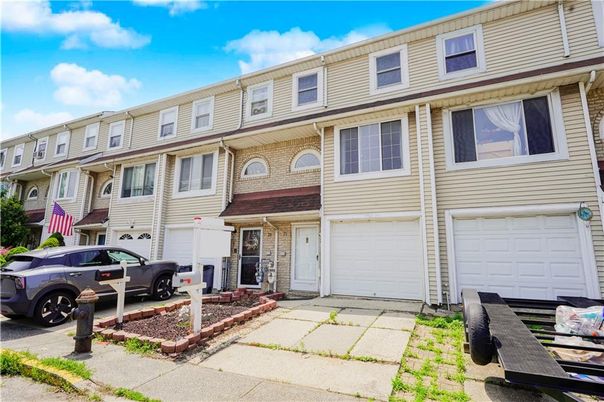 Attached, Exterior, Facade, Rowhouse