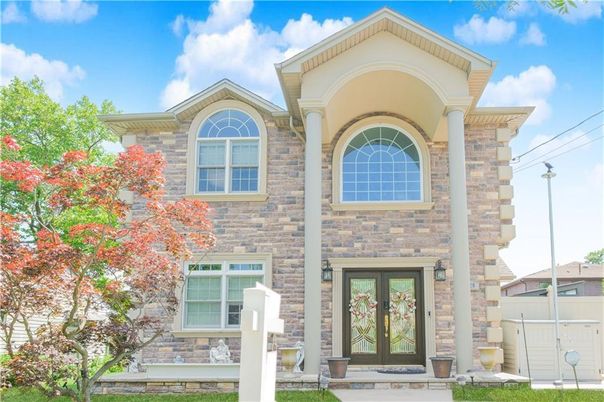 Exterior, Facade, Brick Facade, Rowhouse