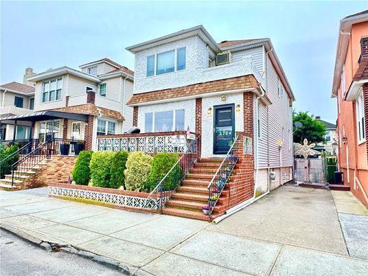 Exterior, Facade, Brick Facade, Rowhouse
