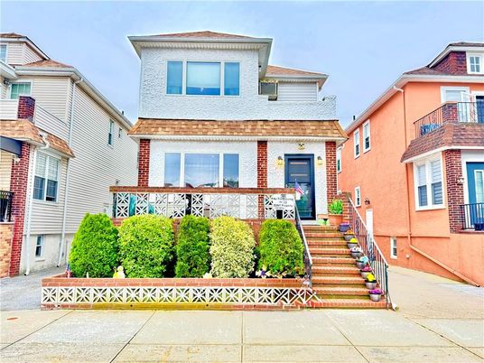 Exterior, Facade, Brick Facade, American Foursquare