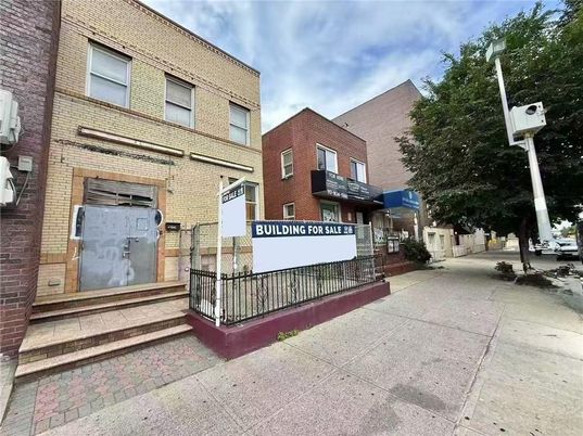 Exterior, Facade, Brick Facade, Rowhouse