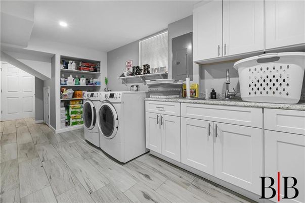 Interior, Recessed Lighting, Washer, Wood Texture Flooring