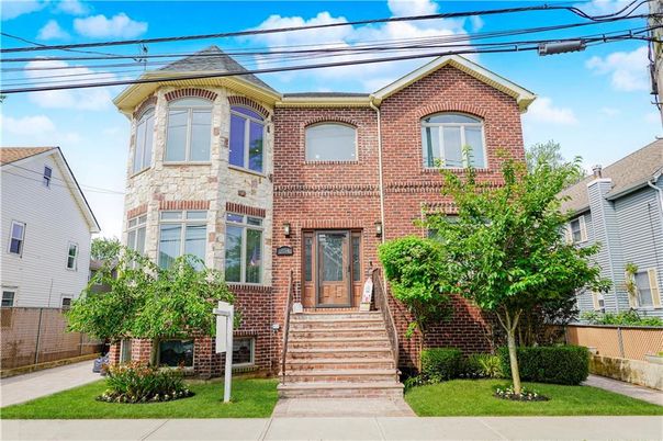 Exterior, Facade, Brick Facade, Rowhouse